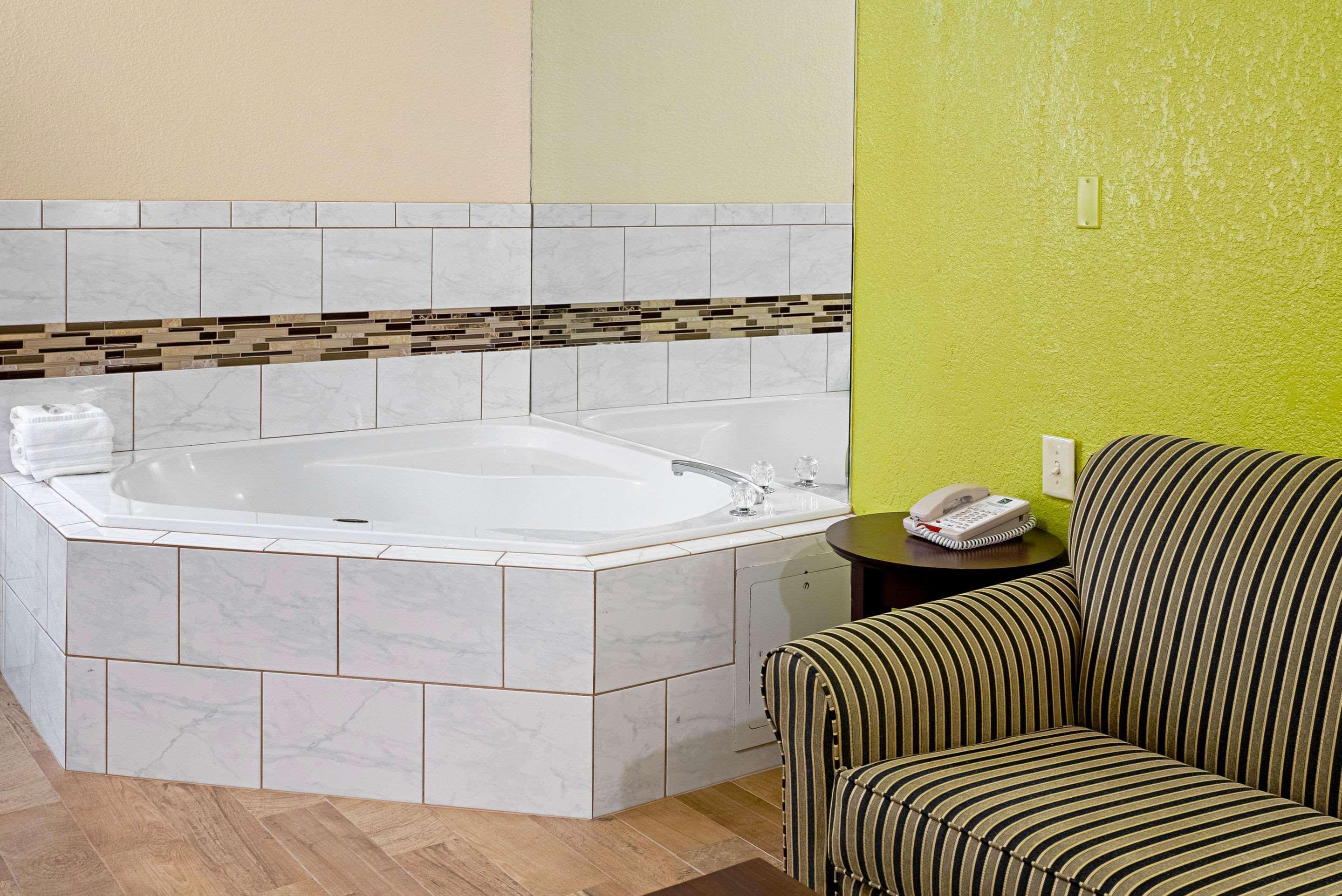 Quality Inn & Suites Robbinsville Extérieur photo